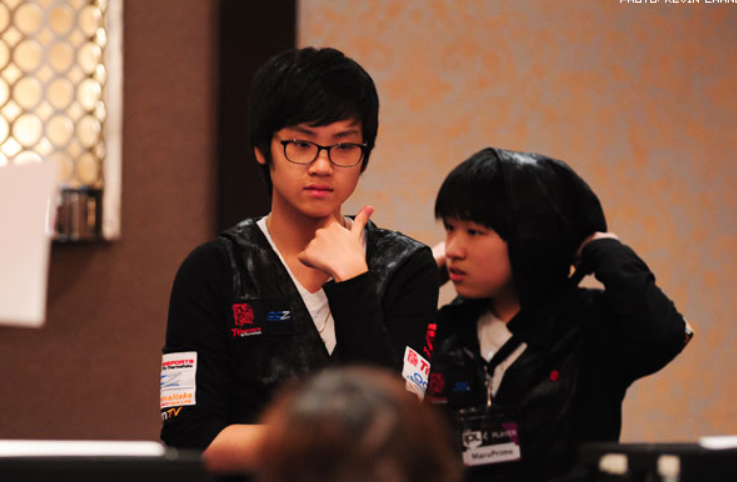 Maru (โช ซอง จู) โปรเพลเยอร์ StarCraft 2 ชาวเกาหลีใต้ กำลังชูถ้วยแชมป์ GSL Code S อย่างภาคภูมิใจ หนึ่งในหลายแชมป์ของเขา