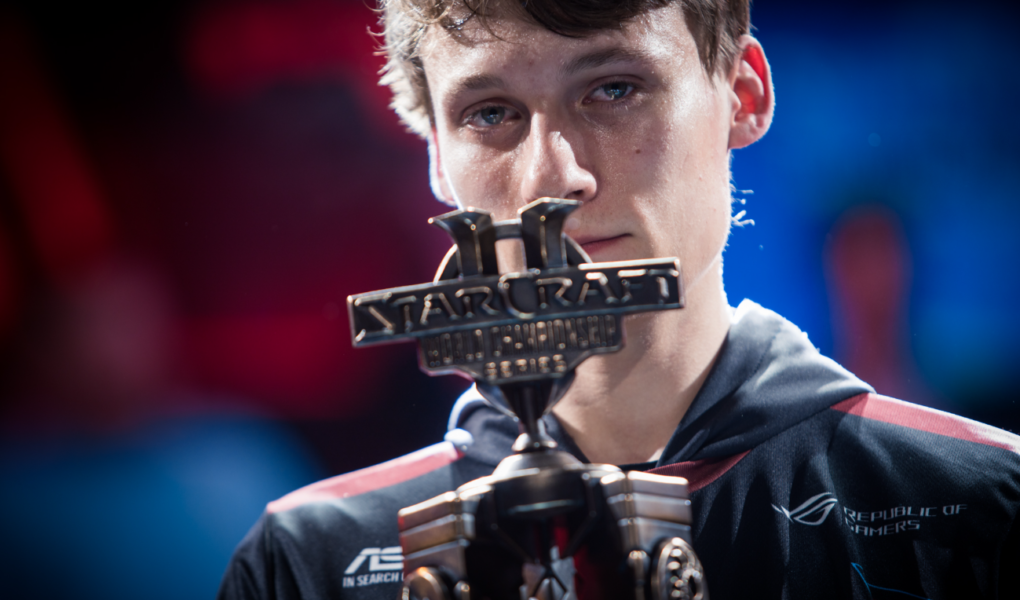 Serral (Joona Sotala) โปรเพลเยอร์ StarCraft 2 ชาวฟินแลนด์ กำลังชูถ้วยแชมป์โลก WCS Global Finals 2018 ที่ BlizzCon อย่างภาคภูมิใจ