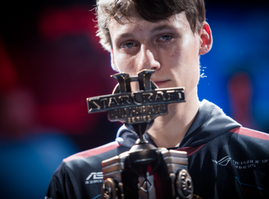 Serral (Joona Sotala) โปรเพลเยอร์ StarCraft 2 ชาวฟินแลนด์ กำลังชูถ้วยแชมป์โลก WCS Global Finals 2018 ที่ BlizzCon อย่างภาคภูมิใจ
