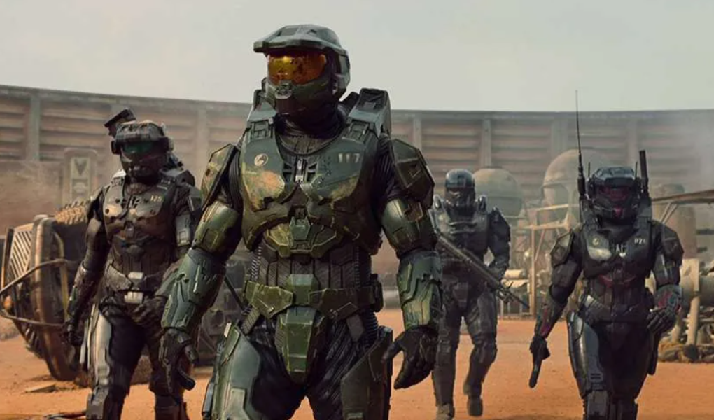 Master Chief (John-117) ในชุดเกราะ Mjolnir สุดเท่ ยืนถือปืนไรเฟิล เตรียมพร้อมรบ จากซีรีส์ Halo บน Paramount+