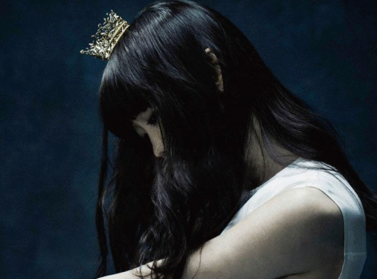 ประวัติ Aimer นักร้องเสียงสวรรค์เจ้าของเพลงประกอบอนิเมะดัง (Gundam, Fate, Kimetsu no Yaiba) จากเส้นเสียงที่เกือบสูญเสีย สู่ตำนาน J-Pop!