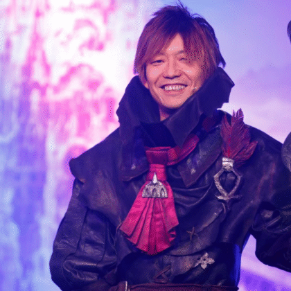 Naoki Yoshida (Yoshi-P) โปรดิวเซอร์และผู้กำกับ FFXIV ยืนบนเวทีด้วยสีหน้ามุ่งมั่น หรือภาพจากซีนีมาติก Meteor ในตำนานก่อนการ Rebirth สู่ A Realm Reborn